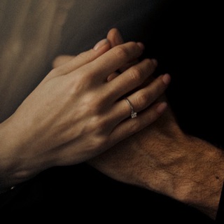 Логотип @iiiznutri - iznutri