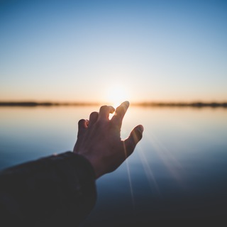 Логотип @interesno_co - Думай. Делай. Делись.