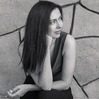 Логотип @intoperfumes - Особиста річ. Про парфуми.