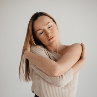 Логотип @iravanyukhina - Про тело. Про ресурс. Про нас.