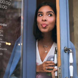 Логотип @itskarisha - на инглише с Каришей