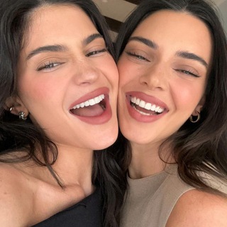 Логотип @jennydash - Kardashians + Jenners| КАРДАШЬЯНЫ ВСЕ СЕЗОНЫ