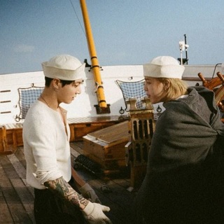 Логотип @jikook_gallerys - 𝐉𝐈𝐊𝐎𝐎𝐊𝐍𝐀𝐓𝐈𝐎𝐍 🌊💙