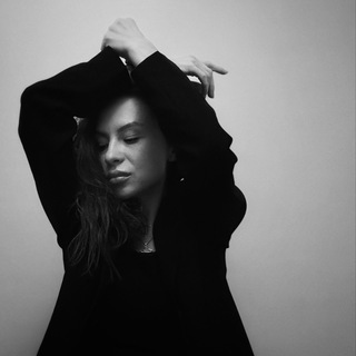 Логотип @juliademidovanails - Маникюр•Педикюр•Ярославль