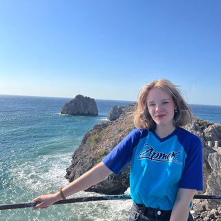 Логотип @julialiveshere - просто юля