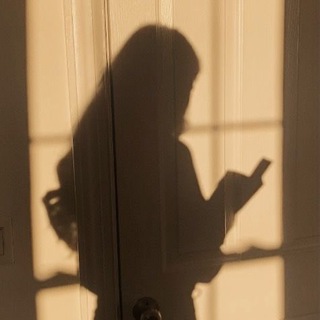 Логотип @juliamustread - Юль, читай!