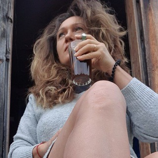 Логотип @juliatalk - Юлечка вещает