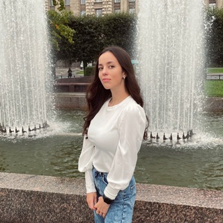 Логотип @julie_books - О книгах с любовью