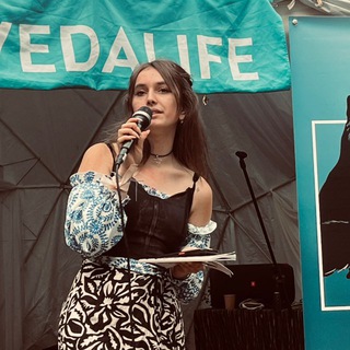 Логотип @juliinotes - нотатки від Юлі 🖋️