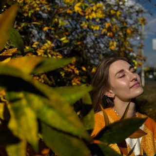 Логотип @julytheonly - Мысли и моменты 💜