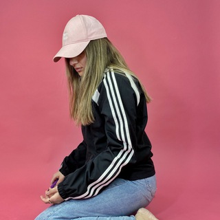 Логотип @karalissl - Карина Чайка 🌍