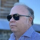 Логотип @karaulov_pravda - Андрей Караулов*. Правда.