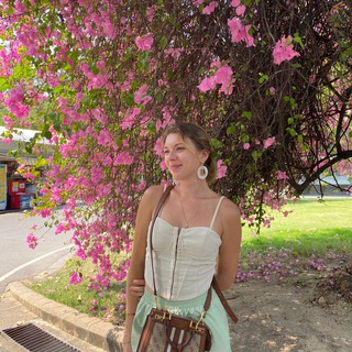 Логотип @katekomis - kate it easy