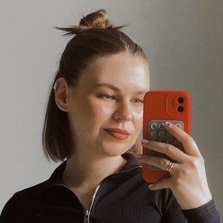 Логотип @katyakukis - барышня с каре