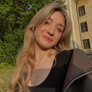 Логотип @khrystik2702 - что творит ксюшка хрусталева