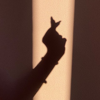 Логотип @kidinthedark - Корица что-то говорит
