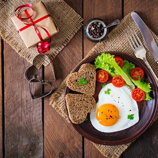 Логотип @kinozavtraki - Кинозавтрак 🥞📸