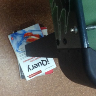 Логотип @kissmyfrontend - поцелуй меня в фронт