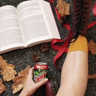 Логотип @knigeek - Книжный geek. Книга лучше