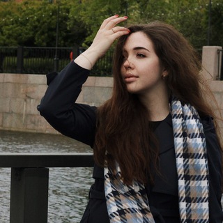 Логотип @knizhkiarishki - Книги, кофе, rock’n’roll