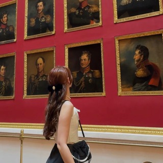 Логотип @knizhnayashodka - книжная сходка 💌