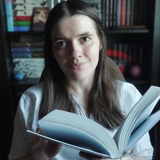 Логотип @kniznaya_berloga - /не/бедная лиза читает 📚