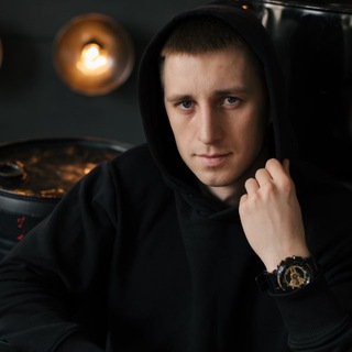 Логотип @komarchik_blog - 🟡 Комаров вещает🎙️