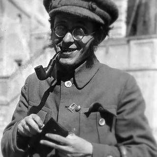 Логотип @komissarischezaet - Комиссар Исчезает