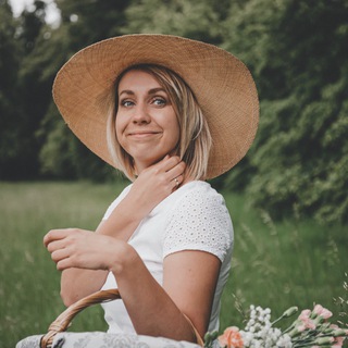 Логотип @kommzumir_oxana - Оксана Коммцумир и друзья