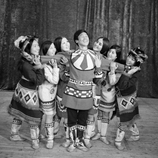 Логотип @koryakiya - Корякия в черно-белом