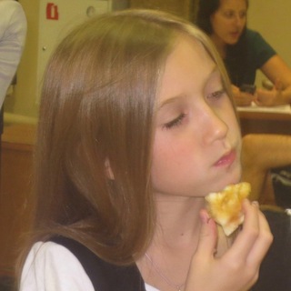 Логотип @kotenokvahuee - котенок крайне удивлен