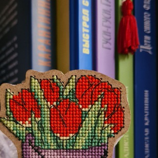 Логотип @krestikom - Ножки крестиком | Вышивка | Книги | Сериалы