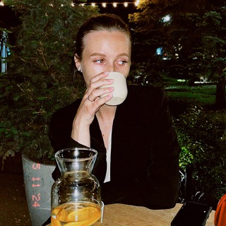 Логотип @krestyankaradost - жизнерадостная крестьянка