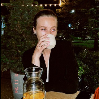 Логотип @krestyankaradostchat - жизнерадостная крестьянка Chat