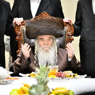 Логотип @kretchnifaniyes - חצר הקודש קרעטשניף