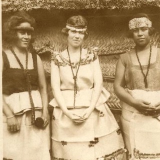 Логотип @krihtova_anthropology - Платья, мужики и антропология