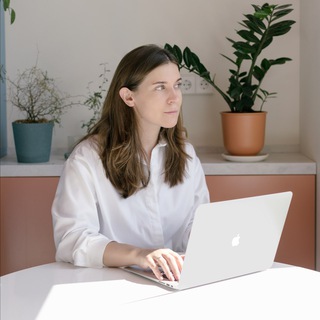 Логотип @krisistyping - Крис печатает...