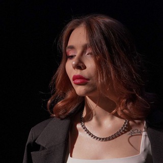 Логотип @kristina262823 - chica con caracter