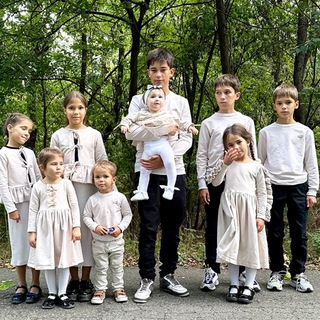 Логотип @kristinabudak - 9 детей и школа шитья