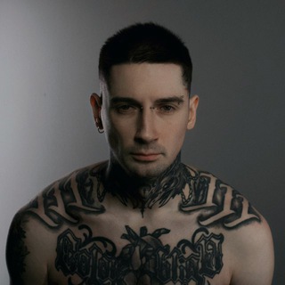 Логотип @krooov_iz_nosa - день антона (Bumble Beezy/кровь из носа)