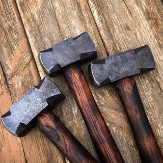 Логотип @kuvalda_v_glazu - Кувалда в глазу