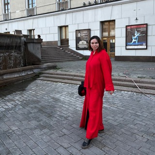 Логотип @ladyinmoscow - Дама в здании. Еда и культура