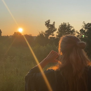 Логотип @lagunforwomen - Красный шатер небесных птиц