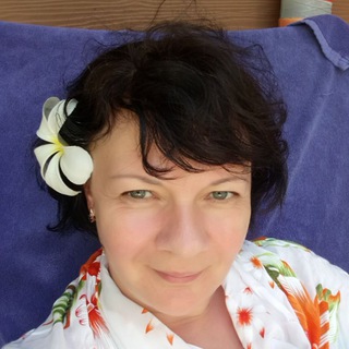 Логотип @lanaryzhenkova - С парфюмом по жизни. Лана Рыженкова