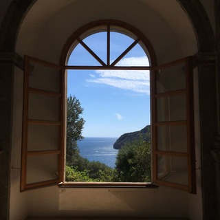 Логотип @laraloreinchat - диалог