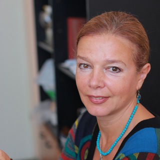 Логотип @larisamalukova - Кино с Ларисой Малюковой