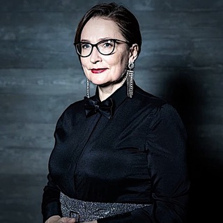 Логотип @lauralukina - 𝐚 𝐥𝐢𝐟𝐞 𝐢𝐬 𝐚 𝐦𝐨𝐦𝐞𝐧𝐭