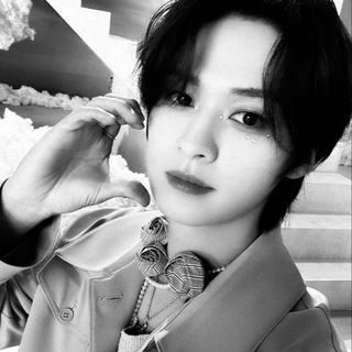 Логотип @leeknowworld - # world for lee know