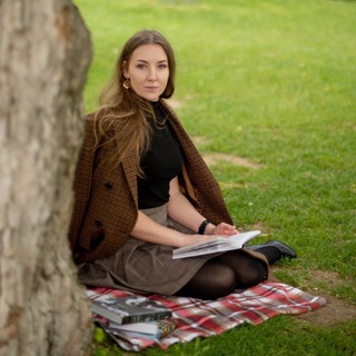 Логотип @leeyulliya - Юлия Лист. Книги, кино, искусство