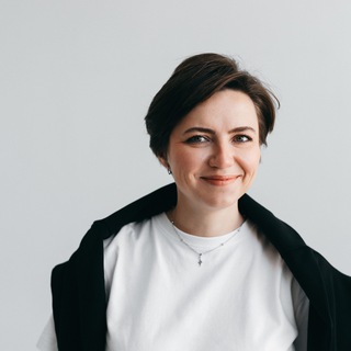 Логотип @lenaisreading - что читает леночка